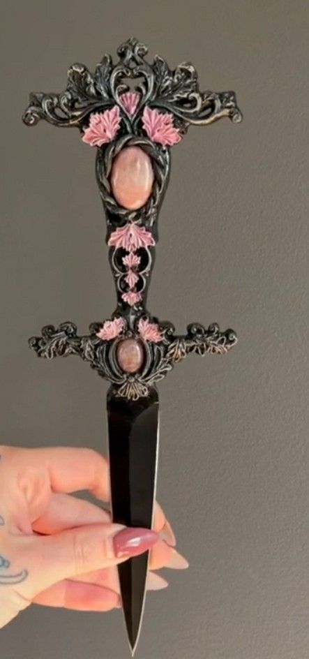 Pink Knife Aesthetic, Weaponsmith Aesthetic Pink, Knife Aesthetique Aesthetic, Cute Knifes, Girly Knife, Swords Aesthetic, Pretty Dagger, Weaponsmith Aesthetic, Pretty Knife