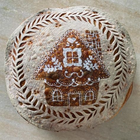 Instagram @3catsandapig sourdough bread Thanksgiving Bread Design, Christmas Shaped Sourdough, Christmas Artisan Bread, Sourdough Decorations, Gifting Bread Packaging, Holiday Sourdough Scoring, Winter Sourdough Scoring, Sourdough Bread Cut Designs, Christmas Sourdough Bread Scoring