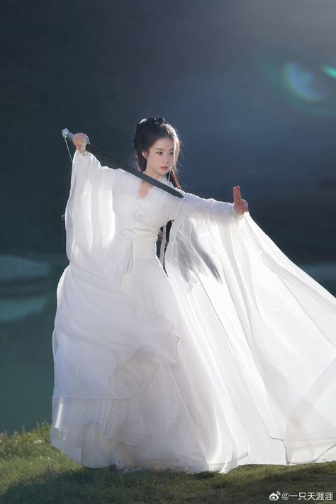 Traditional Chinese Outfit For Women, White Hanfu For Women, Hanfu White, Chinese Dressing, Modern Chinese Dress, Martial Arts Photography, Hanfu Women, Hanfu Cosplay, Chinese Princess Dress