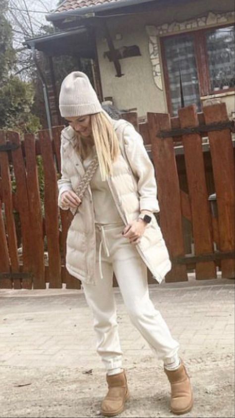 Beige Jacket Outfit Winter, Bibi Fashion, Beige Jacket Outfit, Outfits Europa, New York Winter Outfit, Winter Vacation Outfits, Winter Jacket Outfits, New York Winter, Beige Jacket