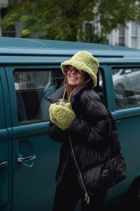 Winter Bucket Hat Outfit, Bucket Hat Outfit Winter, Hat Outfit Winter, Bucket Hat Outfits, Winter Hat Outfit, Gloves Aesthetic, Gloves Outfit, Bucket Hat Outfit, Fluffy Bucket Hat