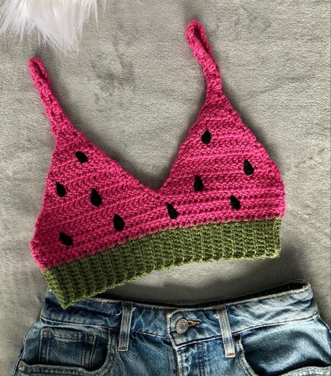 Cute watermelon top available on my Etsy 🌸 Cute Summer Crochet Ideas, Crochet Projects Tops, Watermelon Crochet, Anime Crochet, Crochet Watermelon, Watermelon Outfit, Diy Crochet Top, Robe Diy, Crochet Lace Blouse