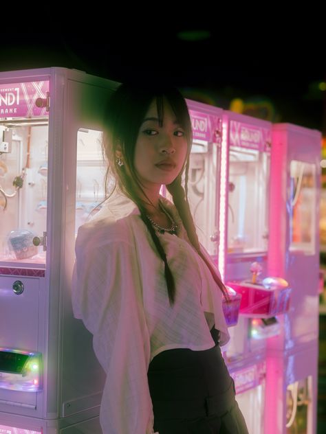 Arcade Games Photoshoot, China Town Photoshoot, Claw Machine Photoshoot, Arcade Portraits, Arcade Photoshoot Aesthetic, Arcade Aesthetic Photoshoot, Late Night Vibes Aesthetic, Photoshoot Arcade, Photoshoot Ideas Night