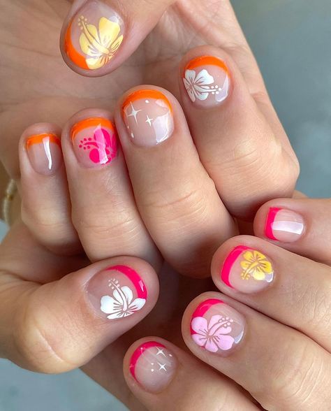 Cool Nails Summer, Hawaii Inspired Nails Simple, Hawaii Nail Inspo Short, Hibiscus Nail Art Short Nails, Short Nail Art Flower, Very Short Nail Designs Summer, Hawaii Nails Short Gel, Hawaiian Nails Designs Short, Short Nail Designs Tropical