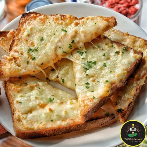 Vidhi and Vibha 💝 on Instagram: “Chilli Cheese Toast..so simple yet so delicious😋😋Tag your friends🤗🤗 . . Where: Echoes, Hudson Lane . . ➖➖➖➖➖➖➖➖➖➖ Follow @foodieincarnate…” Chilli Cheese Toast, Cheese Toast, American Food, Tag Your Friends, So Delicious, Cheese Pizza, International Recipes, Lasagna, Sandwiches