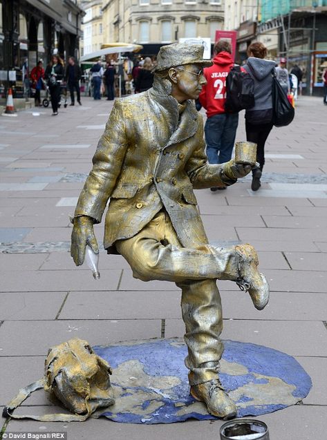 A rival Golden Man pictured in Bath city centre - living statues face unusual occupational hazards Statue Ideas, Human Statue, Old Dragon, Living Statue, Gold Statue, Terracotta Warriors, Greek Statues, Mr T, Calendar Of Events