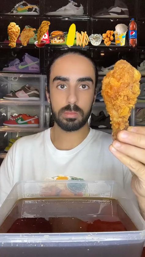 Food ASMR Eating Fried Chicken dipped in honey and other snacks! Asmr Videos Food Eating, Picky Eaters Recipes, Kfc Inspired Recipes, Clean Eating Soup Recipes, Honey Glazed Chicken, Satisfying Eats, Food Asmr, Asmr Mukbang, Asmr Eating