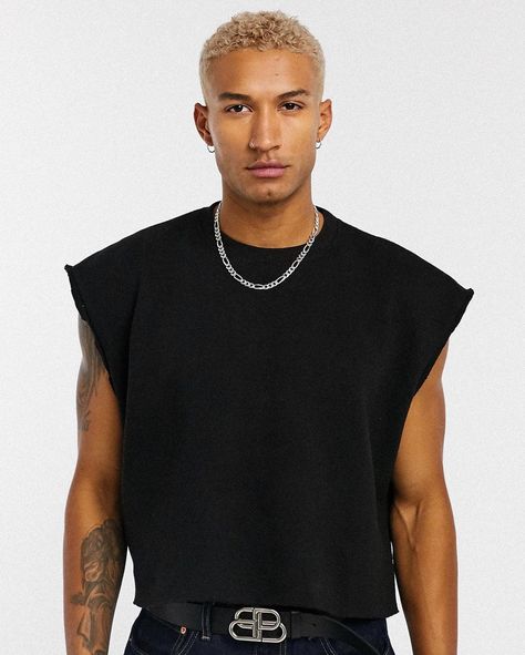 Sleeveless Tee Outfit, Sleeveless Shirt Outfit, Balenciaga Street Style, Men Crop Top, Crop Top Men, Casual Sporty Outfits, Jeans And T Shirt Outfit, Black Outfit Men, Daily Fashion Inspiration