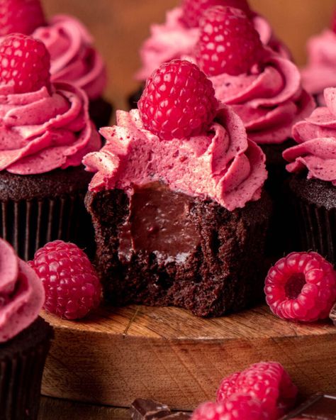 Chocolate Raspberry Cupcakes - In Bloom Bakery Fair Desserts, Cafe Cupcakes, Christmas Pastry, Bloom Bakery, Chocolate Raspberry Cupcakes, Boozy Cupcakes, Sweets Ideas, Valentines Recipes Desserts, Raspberry Cupcakes