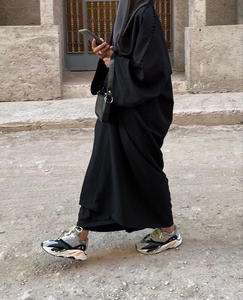 Abaya Casual Street Styles, Abaya Street Style, Realistic Aesthetic, Mode Niqab, Closed Abaya, Abaya Outfit, Yeezy Outfit, Hijabi Fits, Modest Fashion Hijab