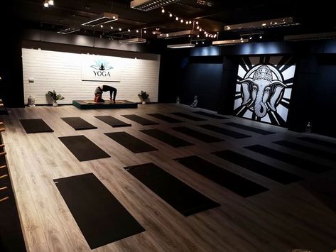 Industrial Fitness Studio, Black Yoga Studio, Yoga Center Design Interior, Industrial Pilates Studio, Industrial Yoga Studio, Dark Yoga Studio, Gym Interior Design Ideas Fitness Studio, Fitness Studio Design Ideas, Basement Yoga Studio