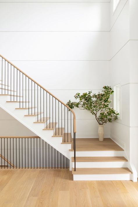 Reling Design, Sweet Fern, Cold Spring Harbor, Staircase Railing Design, House Staircase, Escalier Design, Staircase Wall, Stair Railing Design, Stair Landing