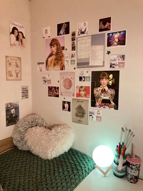 Poster Wall Aesthetic Ideas, Taylor Swift Wall Decoration, Taylor Swift Aesthetic Room Poster, Poster Wall Inspo Taylor Swift, Poster Wall Bedroom Taylor Swift, Bedroom Inspo Taylor Swift, Room Poster Taylor Swift, Taylor Swift Posters In Room, Room Inspiration Bedroom Taylor Swift