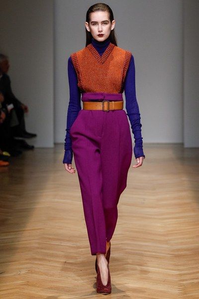 See the complete Aquilano.Rimondi Fall 2017 Ready-to-Wear collection. Artsy Clothes, Haute Couture Style, 80s Fashion Trends, Color Blocking Outfits, Purple Pants, Mode Casual, Mode Inspo, 가을 패션, Work Wardrobe