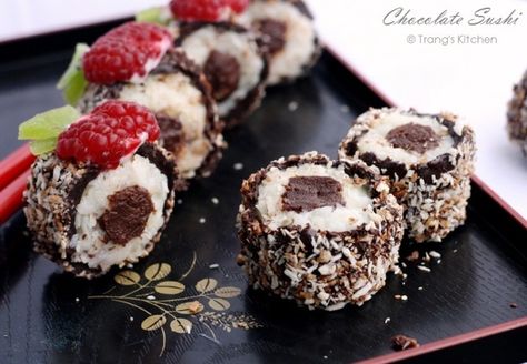 Chocolate Sushi would be perfect for your Valentine Sushi Recipes, Chocolate Sushi, Sweet Sushi, Fruit Sushi, Candy Sushi, Dessert Sushi, Sushi Love, Muffin Recipe, Köstliche Desserts