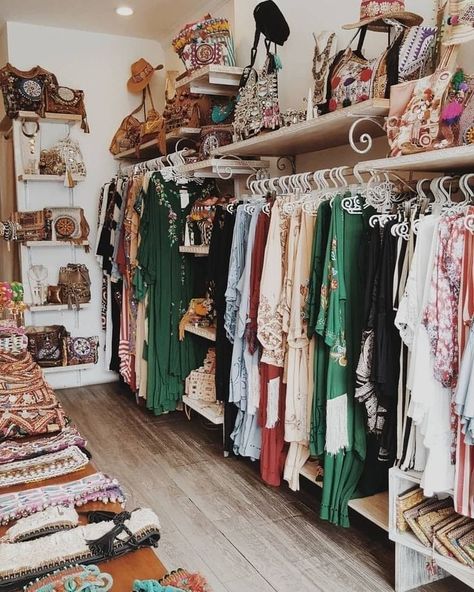 Diy Dressing, Garderobe Diy, Lots Of Clothes, Vanity Tables, Dressing Room Closet, Boutique Closet, Open Closet, Casa Country, Shop Space