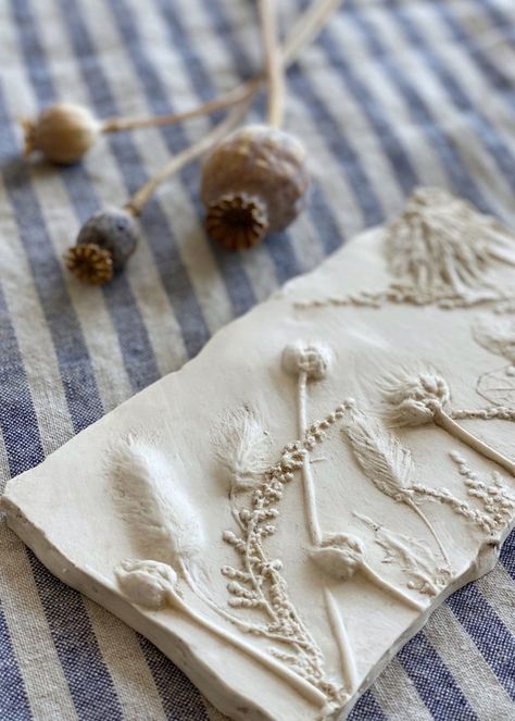 Flower Imprints In Clay, Diy Fossils, Living Room Apartment Decor, Plaster Tiles, Apartment Decor Aesthetic, Decorating Living Rooms, Paris Crafts, Diy Keramik, Cuadros Diy