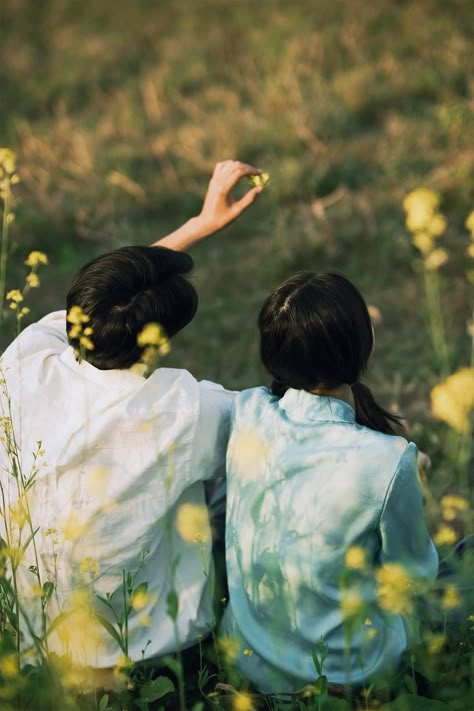 Asethetic Couple Images, Couple Shoot In Flower Field, Capel Photo, Classy Couple Outfits, Aesthetic Couple Pic, Copul Pic Cartoon, Korean Couple Photoshoot, Book Photography Instagram, Mustard Flowers