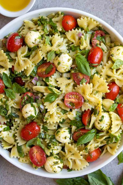 This Italian bow tie pasta salad recipe is perfect for any summer BBQ. Full of color and flavor, this recipe is quick, easy, and healthy. Bow Tie Pasta Salad, Basil Pasta Salad, Salad Appetizer Cups, Pasta Salad With Spinach, Bowtie Pasta Salad, Bow Tie Pasta, Recipe Pasta, Zucchini Recipe, Best Pasta Salad