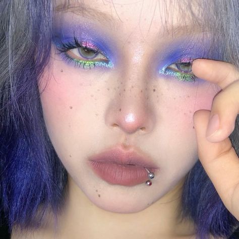 Colorful Korean Makeup, Makeup Ideas Colorful Creative, Pastel Makeup Looks, Anime Inspired Makeup, Harajuku Makeup, Funky Makeup, Blue Makeup Looks, Estilo Harajuku, Magical Makeup