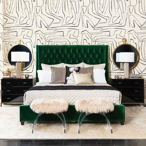 back and white bedroom with green accent // velvet green tufted headboard // black and white abstract wallpaper design Emerald Bedroom, Emerald Green Bedrooms, Green Interior Decor, Green Bedroom Design, Green Headboard, Green Bedroom Decor, Green Home Decor, Green Rooms, Bedroom Green