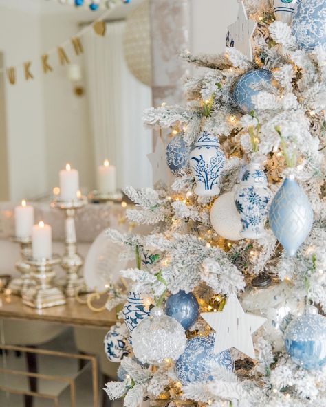 Blue White Christmas Tree, Blue White Christmas, Blue Christmas Tree Decorations, Christmas Tree Decoration Ideas, Tree Decoration Ideas, Fashionable Hostess, Chinoiserie Christmas, Blue Christmas Decor, French Christmas