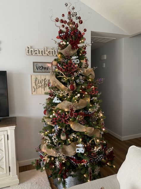 Burlap And Red Christmas Decor, Santiago, Natal, Red And Wood Christmas Tree, Red Green And Burlap Christmas Tree, Red White And Brown Christmas Tree, Red Burlap Christmas Tree, Red And Burlap Christmas Tree Ideas, Christmas Tree Ideas Burlap