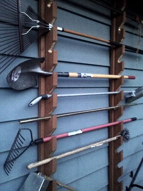 Garden Supply Storage Ideas, Shovel Storage Ideas, Ways To Store Garden Tools, Garden Hand Tool Storage Ideas, Racks For Garden Tools, Garden Tool Storage Diy Wood Pallets, Shovel Storage, Uard Tool Storage, Yard Tool Storage