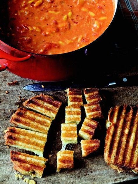 Soup Bar Ideas, Soup Party Ideas, Soup Grilled Cheese, Tomato Soup Grilled Cheese, Easy Tomato Soup Recipe, Soup Bar, Christmas Soup, Grilled Cheese Croutons, Cheese Croutons