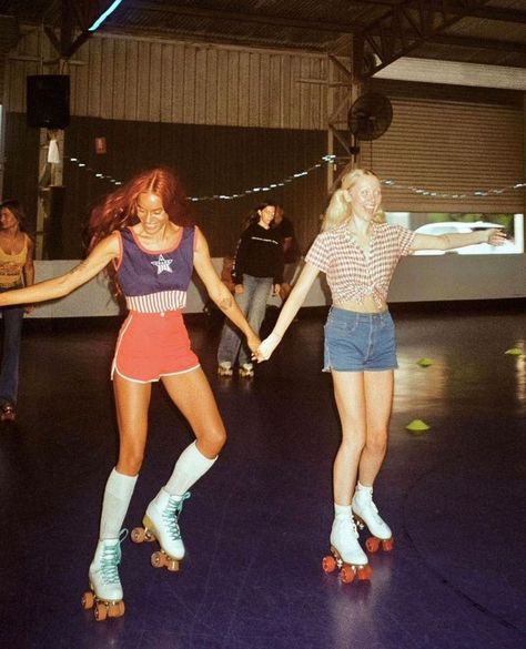 70s Aesthetic Photos, Summer In The 80s, Retro Roller Skates Aesthetic, Roller Skating 80s, 70s Girl Aesthetic, 90s Roller Skating Outfit, 80s Girl Aesthetic, 80s Inspired Photoshoot, Roller Skating Aesthetic 80s