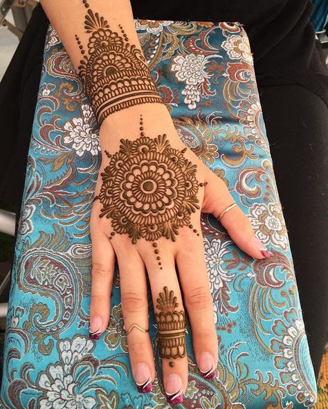 SARAHENNA on Instagram: “Fun one from the festival today for a favorite client! 💖 So awesome having friends, followers, and both current and new clients coming to…” Mehndiii Design, Indian Mehndi Design, Henne Tattoo, Indian Mehndi, Indian Mehndi Designs, Tato Henna, Airbrush Tattoo, Mehndi Designs 2018, Full Hand Mehndi