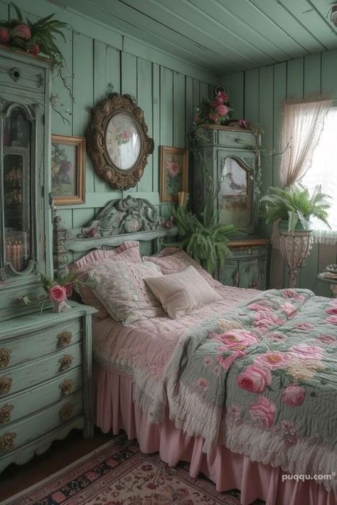 Green And Pink Bedroom Ideas, Green And Pink Bedroom, Dream Bedrooms, Shabby Chic Decor Bedroom, Pink Bedroom Ideas, Chic Room, Chic Bedroom Decor, Casa Country, Shabby Chic Room