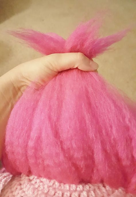 Trolls Hair Diy, Crochet Troll Doll Pattern Free, How To Make A Yarn Wig, Diy Trolls Costume, Yarn Wig Diy, Yarn Hair For Dolls, Diy Troll Hair, Fiver Party, Princess Poppy Hair