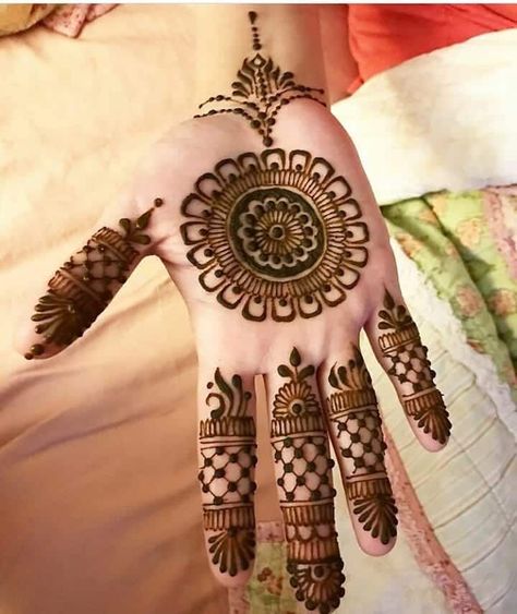 Mehndi Design Simple And Easy, Mehndi Designs For Front Hands, Arm Henna, Round Mehndi Design, Mehndi Design Simple, Tattoos Hand, Palm Mehndi Design, Simple Mehendi Designs, Tattoos Arm