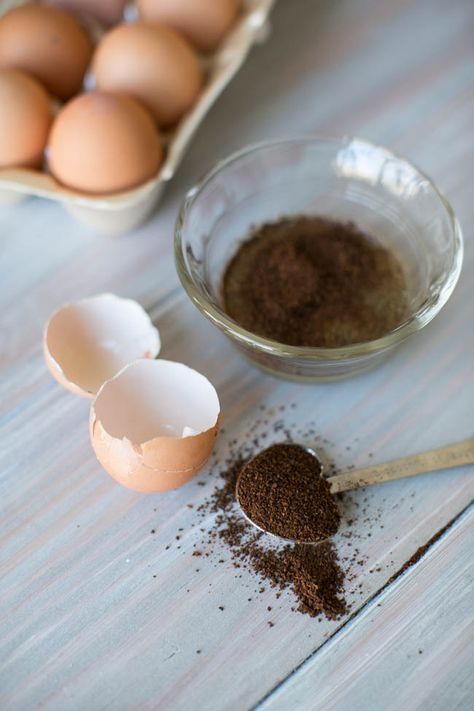 DIY: Wake-Me-Up Coffee Mask for Puffy Eyes: 1 egg white 2 teaspoons coffee grounds (Unused grounds are best because they contain the most caffeine but used grounds are fine if the coffee has just been made.) Leave on for 10 minutes. Eyebags Remedy, Diy Eye Mask, Egg Face Mask, Coffee Mask, Organic Face Mask, Coffee Face Mask, Under Eye Mask, Face Mask Recipe, Homemade Face Masks