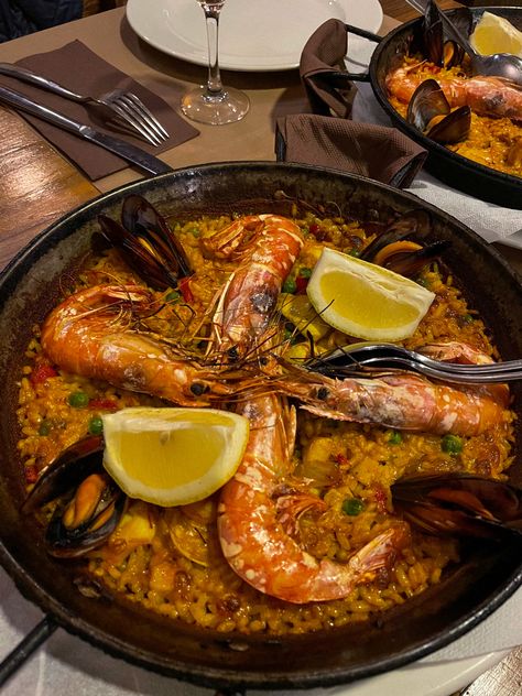 Paella Aesthetic, Food Europe, Barcelona Food, Phil Foden, Spain Food, Fair Food Recipes, January 2023, December 2022, Spanish Food