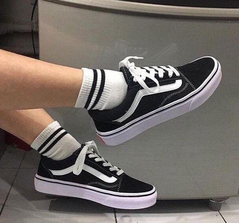 Vans Shoes Old Skool, Estilo Vans, Casual Vacation Outfits, Vans Aesthetic, Cute Vans, Pretty Sneakers, Tenis Vans, Vans Outfit, Dr Shoes