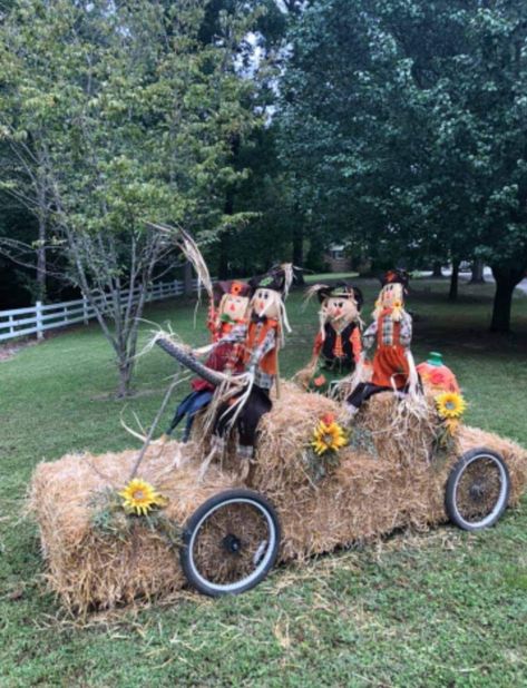 Hay Decorations For Fall, Fall Hay Bale Decor, Fall Decor Hay Bales, Fall Decor With Hay Bales, Fall Yard Displays, Fall Hay Bale, Hay Bale Decorating Ideas, Hay Bale Fall, Hay Bale Decor