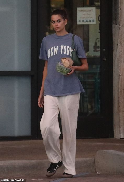 Kaia Gerber Outfits, Blue Tshirt Outfit, Black Adidas Sneakers, Kaia Gerber Style, Turning 21, Dna Model, Messy Ponytail, Model Street Style, Kaia Gerber