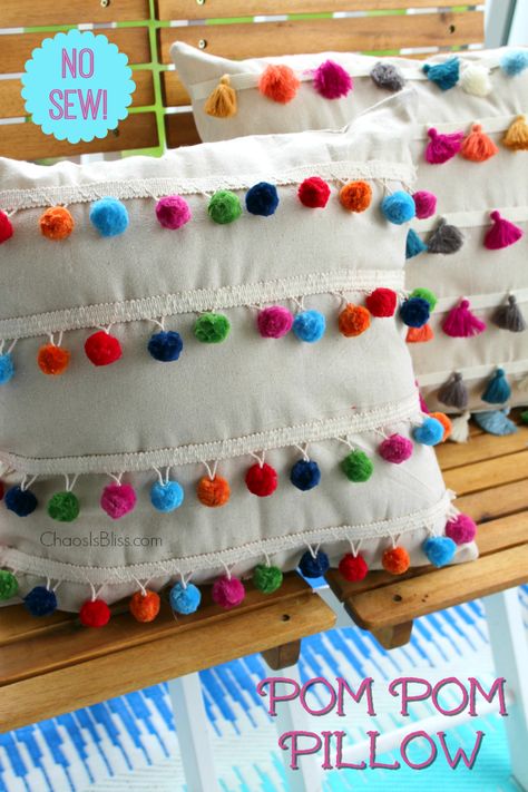 You won't believe how easy it is to make this DIY No Sew Pom Pom Pillow! Pillows Decorative Diy, Diy Unicorn, Pom Pom Pillows, Tassel Pillow, White Decorative Pillows, Cushion Cover Designs, Pom Pom Crafts, Decorative Pillows Couch, Sewing Pillows