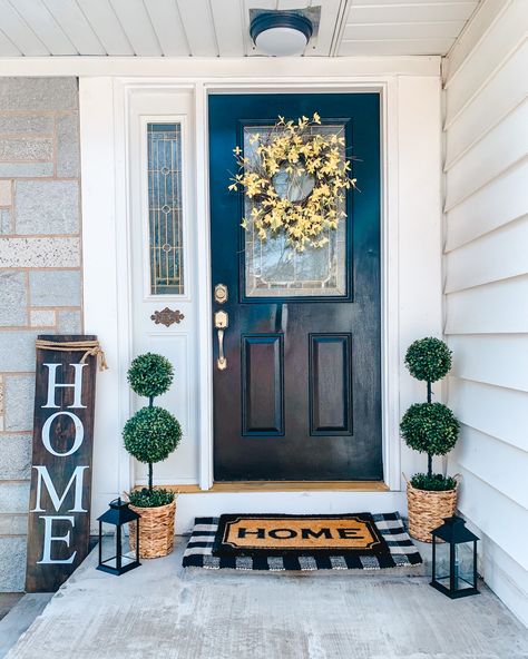 Side Window Decor, Outdoor Entryway Decor, Front Door Porch Decor, Small Porch Ideas, Small Porch, Doorway Decor, Outdoor Entryway, Exterior Inspiration, Summer Front Porches