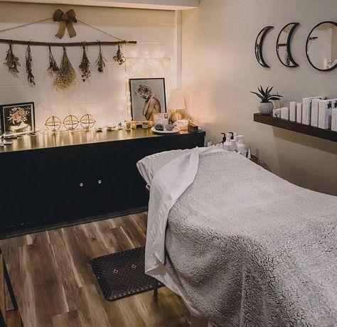 Facial Room Design, Solo Esthetician Room, Aesthetic Esthetician, Esthetician Studio, Solo Esthetician, Spa Room Ideas, Massage Room Design, Massage Room Decor, Facial Room