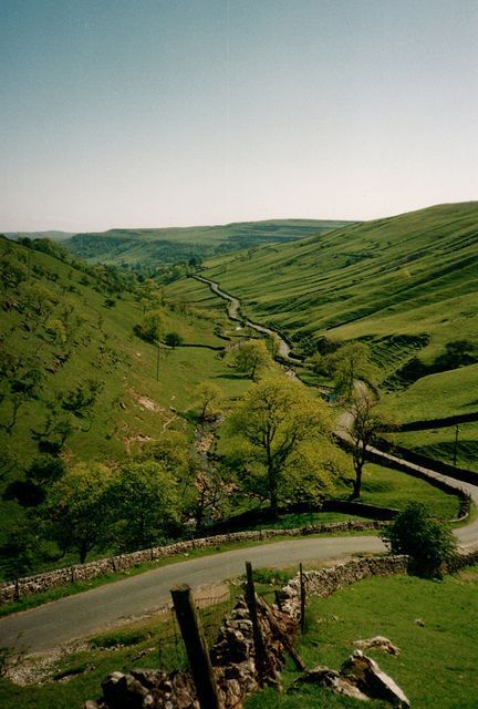 England Countryside, Victoria Station, Northern England, British Countryside, Country Scenes, Yorkshire Dales, Winding Road, England And Scotland, English Countryside