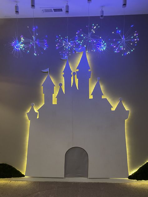 Disney Theme Stage Decoration, Cinderella Castle Backdrop, Cardboard Disney Castle Diy, Disney Themed Backdrop, Disney Castle Theme Party, Disney Themed Float Ideas, Magic Kingdom Decorations, Disney Castle Cardboard Cutout, Disney School Party