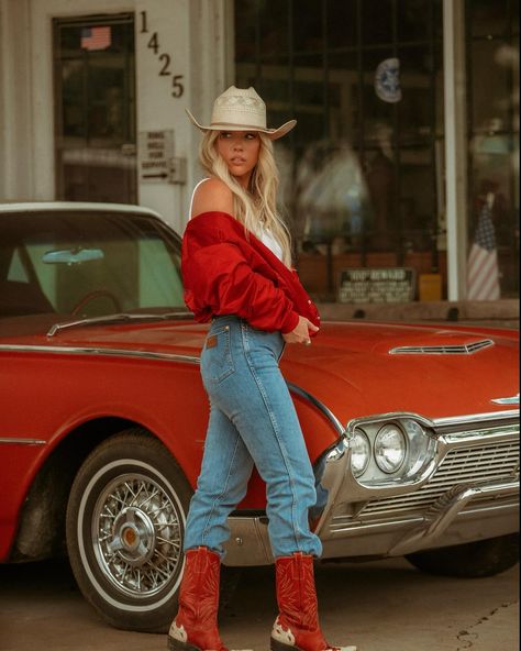 Country Photoshoot, Red Cowgirl Boots, Foto Cowgirl, Western Photography, Cowgirl Aesthetic, Cowboy Outfits, Girls Boots, Red Outfit, Cowgirl Style