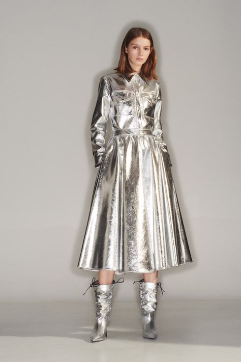 MSGM Pre-Fall 2019 Womenswear Collection – Milan  #msgm #pf19 #prefall2019 #milan #mfw Silver Outfits, Edgy Dress, Glitter Fashion, Fall Fashion Trends Women, Metal Clothing, Women Fashion Edgy, Fashion Trends Winter, Futuristic Fashion, Fashion 2018