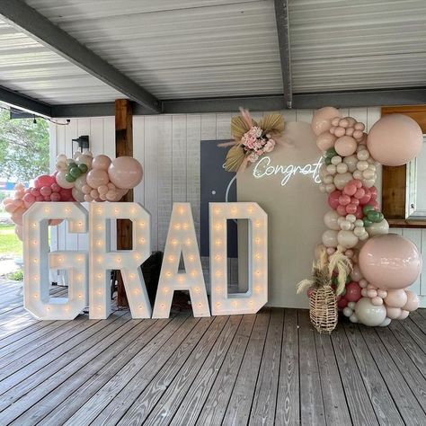 Party In Garage, Grad Party Color Schemes, Grad Backdrop Ideas, Grad Party Backdrop Ideas, Party Color Schemes, Grad Backdrop, Garage Party, College Graduation Photos, Grad Party Decorations