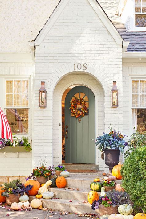 36 Best Pumpkin Decor Ideas To Try This Fall Shutter Paint Colors, Coral Front Doors, Bold Front Door Colors, Bold Front Door, White Front Door, Southern Farmhouse, Tudor Cottage, Charming House, Exterior Makeover