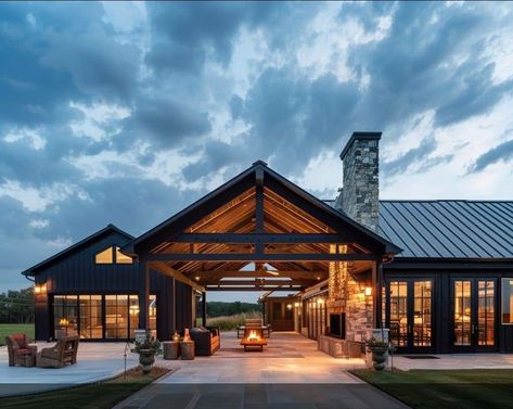 Barndominium Ideas Back Porch, Barndominium Ideas Porch, Luxury Rustic Interior Design, Outdoor Patio Ideas Barndominium, Modern Barnodium Homes, Luxury Barndominium Ideas, Giant Barndominium, Barndominium Front Porch Ideas, Big Barndominium