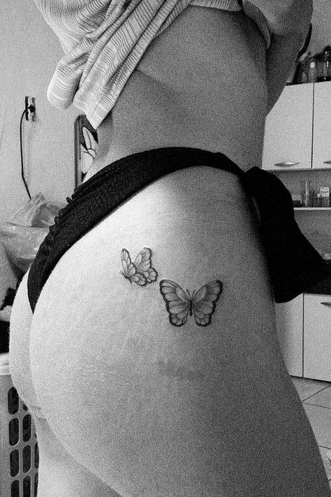 25 Hip-Thigh Tattoos: Art With Edge & Elegance Small Hip Tattoos Women, Butterfly Thigh Tattoo, Female Tattoo Ideas, Cute Thigh Tattoos, Girl Thigh Tattoos, Tato Minimal, Hip Thigh Tattoos, Men Tattoo, Hip Tattoos Women